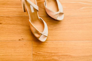 Bir odada izole onların düğün düğün ayakkabıları