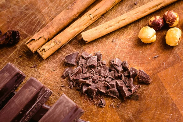 Placa Chips Chocolate Negro Con Canela Avellanas —  Fotos de Stock