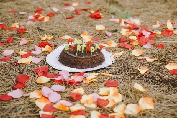 Pastel Cumpleaños Feliz Con Cartas Velas Bosque —  Fotos de Stock