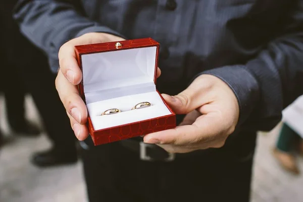Ασημένια Και Χρυσά Γαμήλια Δαχτυλίδια — Φωτογραφία Αρχείου