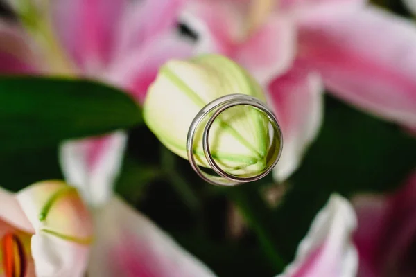 Snubní Prsteny Uvnitř Květiny — Stock fotografie