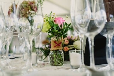 Çatal bıçak takımı ve vintage ayrıntıları içeren bir düğün centerpieces dekorasyon.