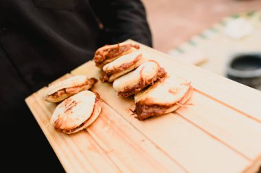 Sıcak ve soğuk aperatifler resepsiyonda Konuklar için düğün