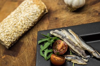 Hamsi domates ve ev yapımı ekmek ile tabak