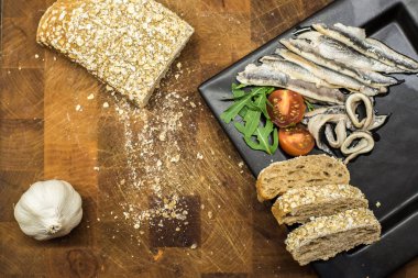 Hamsi domates ve ev yapımı ekmek ile tabak