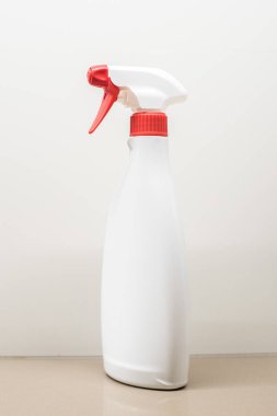 Şişe etiketi olmadan beyaz yağmurlama ile