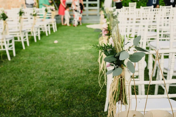 Decoration of the centerpieces of a wedding with the cutlery and vintage details.