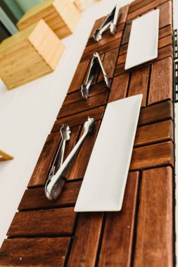 Boş tahta çatal ve ahşap yemekleri bir olay için hazır