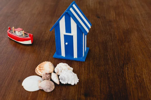 Chiavi Una Casa Sulla Spiaggia Accanto Alla Casa Giocattolo Legno — Foto Stock