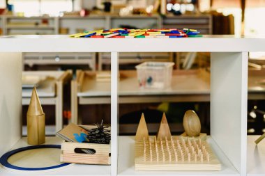 Montessori sınıf geometri ve matematik malzemelerinde