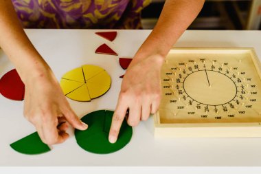 Montessori sınıf geometri ve matematik malzemelerinde