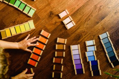 Renk montessori ile öğrenme ve oynama çocuklar tablet