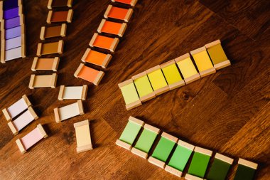 Montessori renk tabletleri ahşap zemin zemin üzerine