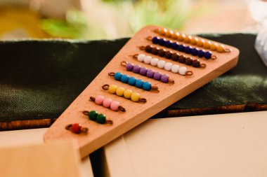 Montessori sınıf geometri ve matematik malzemelerinde