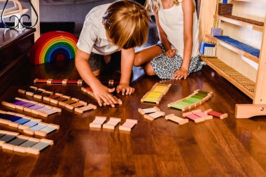 Renk montessori ile öğrenme ve oynama çocuklar tablet