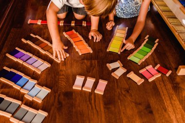 Renk montessori ile öğrenme ve oynama çocuklar tablet