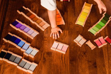 Renk montessori ile öğrenme ve oynama çocuklar tablet