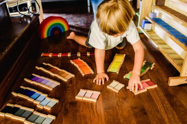 Renk montessori ile öğrenme ve oynama çocuklar tablet