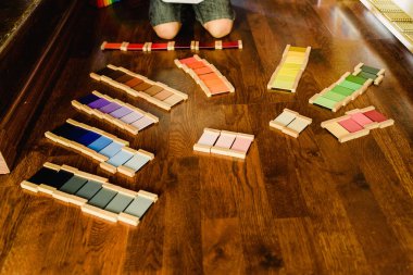 Renk montessori ile öğrenme ve oynama çocuklar tablet