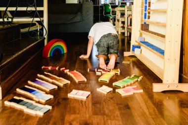 Renk montessori ile öğrenme ve oynama çocuklar tablet