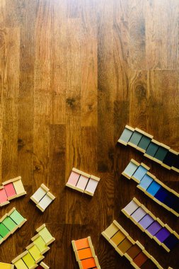 Montessori renk tabletleri ahşap zemin zemin üzerine