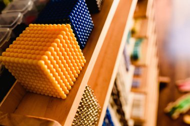 Montessori sınıf geometri ve matematik malzemelerinde