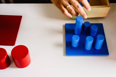 Montessori sınıf geometri ve matematik malzemelerinde