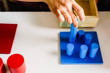 Montessori sınıf geometri ve matematik malzemelerinde