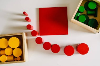 Montessori sınıf geometri ve matematik malzemelerinde
