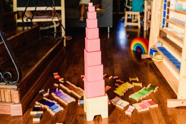 Çocuklar bir Montessori sınıfta pembe kule ile oyun