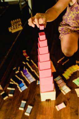Çocuklar bir Montessori sınıfta pembe kule ile oyun
