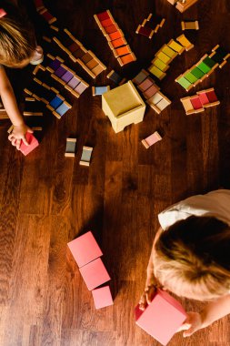 Çocuklar bir Montessori sınıfta pembe kule ile oyun