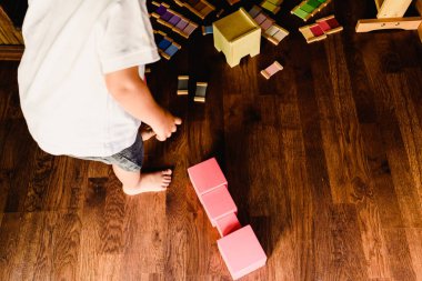 Çocuklar bir Montessori sınıfta pembe kule ile oyun