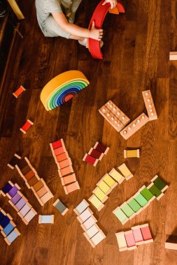 Ahşap gökkuşağı waldorf ile oynayan çocukların montessori