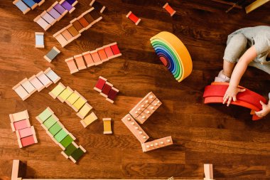 Ahşap gökkuşağı waldorf ile oynayan çocukların montessori