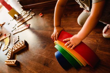 Ahşap gökkuşağı waldorf ile oynayan çocukların montessori