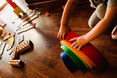Ahşap gökkuşağı waldorf ile oynayan çocukların montessori