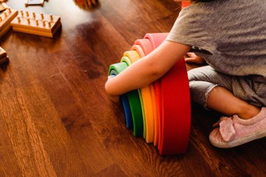 Ahşap gökkuşağı waldorf ile oynayan çocukların montessori