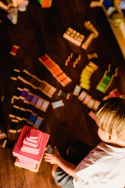 Çocuk evde montessori malzeme ve pembe kule ile eğitim