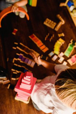 Çocuk evde montessori malzeme ve pembe kule ile eğitim