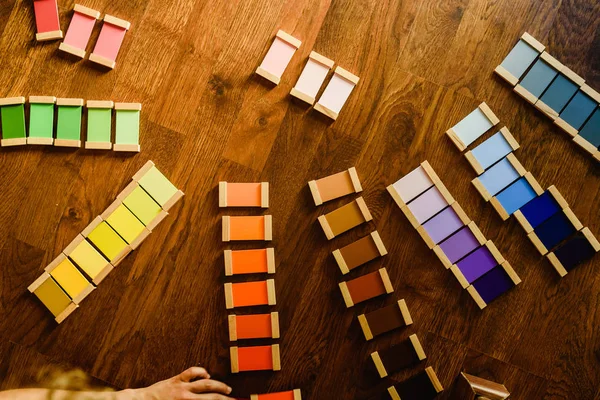 Renk montessori ile öğrenme ve oynama çocuklar tablet