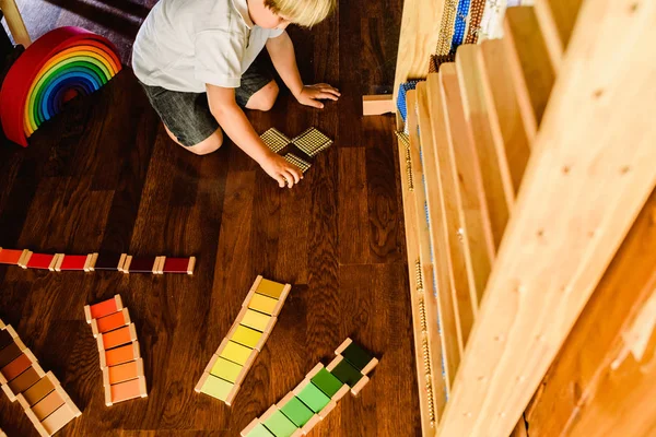 Renk montessori ile öğrenme ve oynama çocuklar tablet