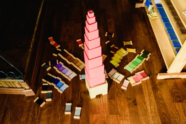 Çocuklar bir Montessori sınıfta pembe kule ile oyun