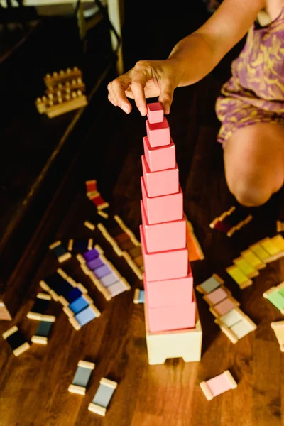 Çocuklar bir Montessori sınıfta pembe kule ile oyun