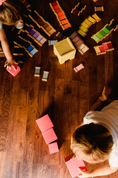 Çocuklar bir Montessori sınıfta pembe kule ile oyun