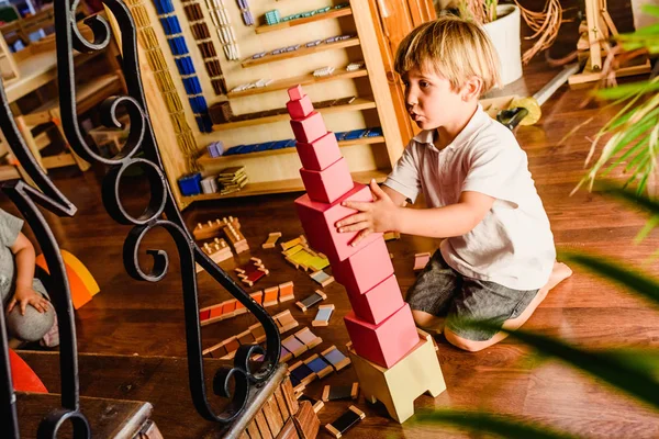 Niños Jugando Con Torre Rosa Una Clase Montessori —  Fotos de Stock