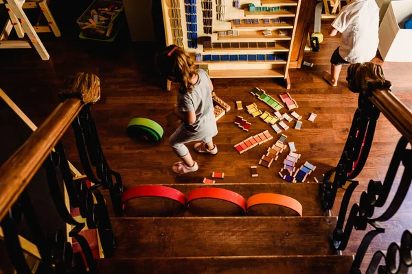 Mädchen Benutzt Und Spielt Hause Mit Montessori Materialien — Stockfoto