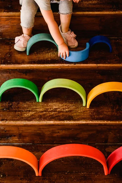 Kleines Mädchen Spielt Mit Waldorf Montessori Regenbogen Verschiedenen Farben — Stockfoto