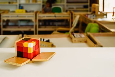 Oyuncaklar ve malzemeleri montessori çocuklar için bir okul sınıf