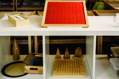Alternatif eğitim bir Montessori Okulu matematik öğrenmek grafik kartları.